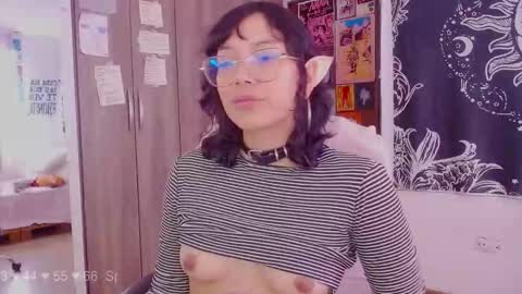 Snapshot of mel_dahlia chatting on October 21, 7:58 pm Melissa - - Please help me to reach 100 thumbs up online show from October 21, 7:58 pm