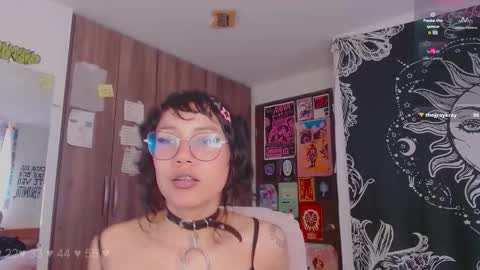 Snapshot of mel_dahlia chatting on October 30, 5:35 pm Melissa - - Please help me to reach 100 thumbs up online show from October 30, 5:35 pm