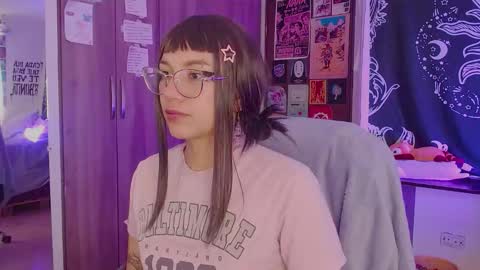 Snapshot of mel_dahlia chatting on November 24, 2:06 pm Melissa - - Please help me to reach 100 thumbs up online show from November 24, 2:06 pm