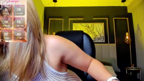 Snapshot of melanie_silver_ chatting on March 7, 10:10 pm Melanie online show from March 7, 10:10 pm