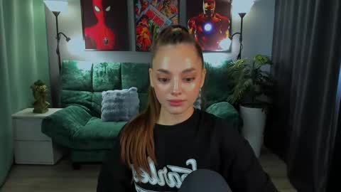 MelanieAlves online show from May 3, 2:45 pm