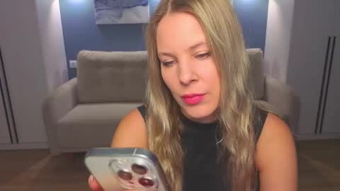 Melanie Bennett online show from January 12, 6:07 am