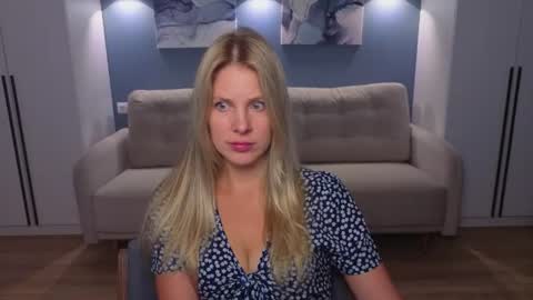 Snapshot of melaniebennett chatting on July 25, 12:03 pm Melanie Bennett online show from July 25, 12:03 pm