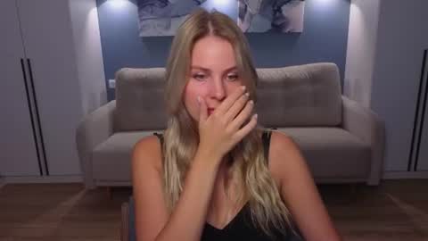 Snapshot of melaniebennett chatting on August 3, 9:15 am Melanie Bennett online show from August 3, 9:15 am