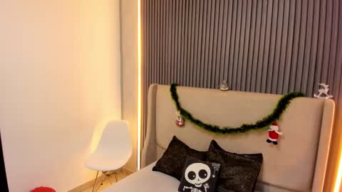 MelanieRoah online show from December 22, 7:44 pm