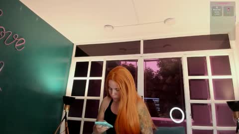 Snapshot of melanieroux chatting on November 6, 11:44 am Melanie Roux online show from November 6, 11:44 am