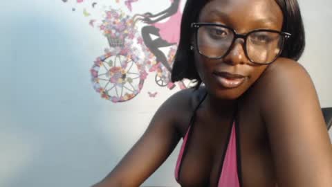 Snapshot of melanine_floral chatting on March 6, 5:43 pm Praiz online show from March 6, 5:43 pm