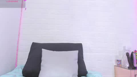 Snapshot of melannie_roses chatting on February 11, 12:06 am melannie roses online show from February 11, 12:06 am