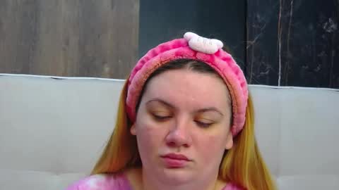 Snapshot of melanniebrown chatting on December 16, 7:02 am melanniebrown online show from December 16, 7:02 am