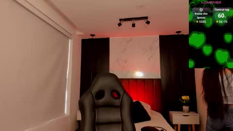 Snapshot of melany_heaven chatting on November 11, 9:15 pm melany_heaven online show from November 11, 9:15 pm