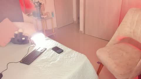 Snapshot of melina_ferrer1 chatting on July 7, 1:59 pm EI online show from July 7, 1:59 pm