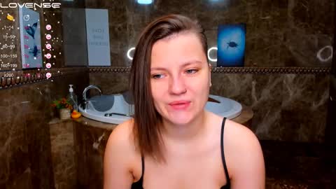 Snapshot of melindat chatting on December 2, 1:33 am Melinda online show from December 2, 1:33 am