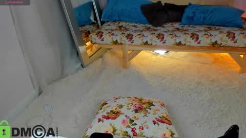 Snapshot of melisa_violet chatting on December 4, 1:15 am melisa_violet online show from December 4, 1:15 am