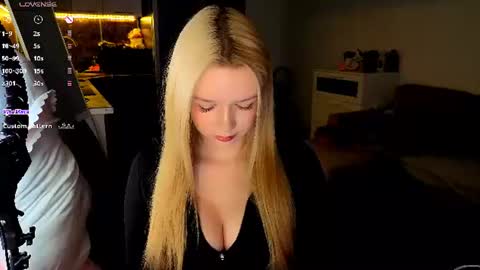 Snapshot of meliss_ss chatting on July 17, 7:19 pm Mel or Lissa 3 Welcome here online show from July 17, 7:19 pm