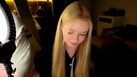 Snapshot of meliss_ss chatting on July 28, 8:52 pm Mel or Lissa 3 Welcome here online show from July 28, 8:52 pm