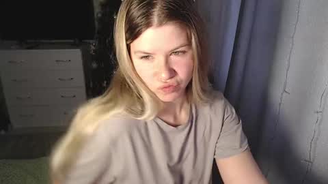 Snapshot of melissa__ray chatting on January 16, 8:22 am Melissa Ray online show from January 16, 8:22 am