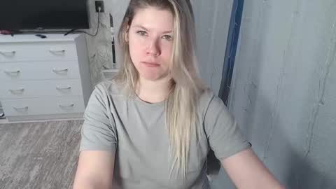 Snapshot of melissa__ray chatting on February 4, 2:39 am Melissa Ray online show from February 4, 2:39 am