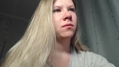 Snapshot of melissa__ray chatting on February 9, 2:28 am Melissa Ray online show from February 9, 2:28 am