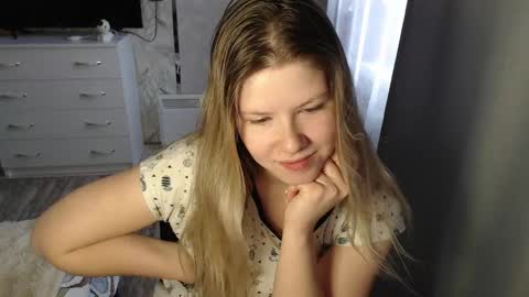 Snapshot of melissa__ray chatting on February 19, 10:45 am Melissa Ray online show from February 19, 10:45 am
