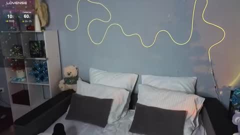 mellhyees online show from December 22, 5:54 pm