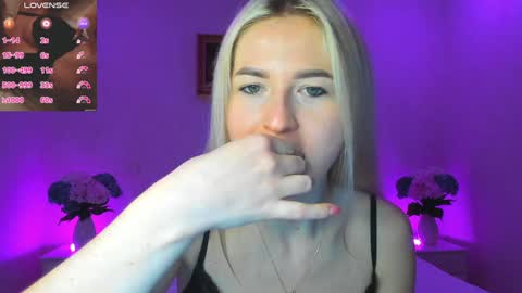 Snapshot of mellina_tey chatting on December 3, 9:45 pm Mellina online show from December 3, 9:45 pm