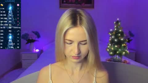 Snapshot of mellina_tey chatting on December 17, 9:10 pm Mellina online show from December 17, 9:10 pm