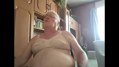 Snapshot of melltartosfiu chatting on November 5, 12:05 pm braboy online show from November 5, 12:05 pm