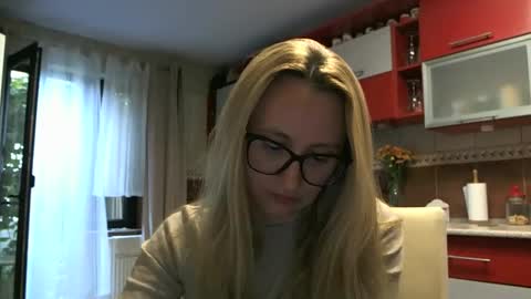 Snapshot of melly_rosey chatting on September 10, 6:46 am Melly online show from September 10, 6:46 am