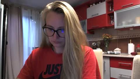 Snapshot of melly_rosey chatting on September 12, 7:08 am Melly online show from September 12, 7:08 am