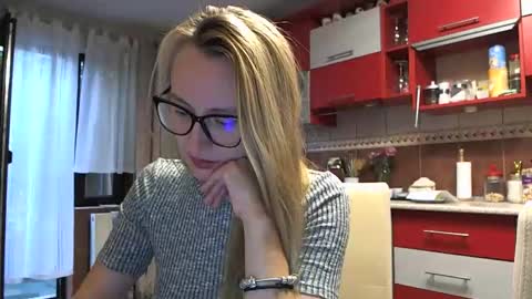 Snapshot of melly_rosey chatting on September 17, 6:15 am Melly online show from September 17, 6:15 am
