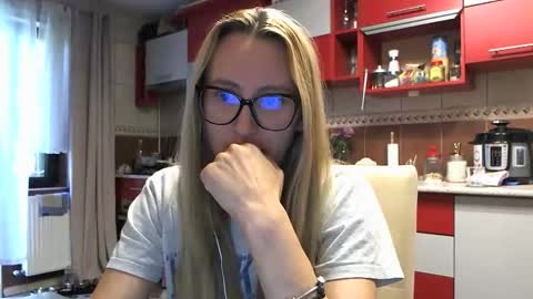 Snapshot of melly_rosey chatting on September 19, 6:26 am Melly online show from September 19, 6:26 am