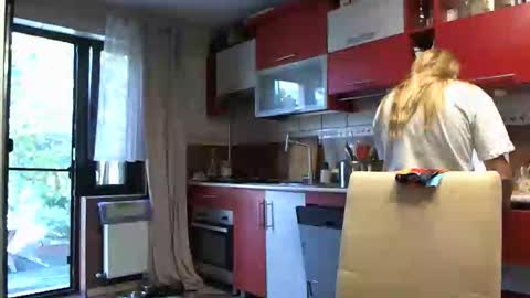 Snapshot of melly_rosey chatting on September 22, 6:48 am Melly online show from September 22, 6:48 am