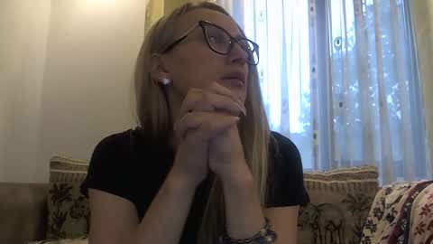 Snapshot of melly_rosey chatting on October 3, 6:32 am Melly online show from October 3, 6:32 am