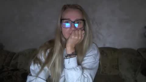 Snapshot of melly_rosey chatting on October 6, 6:22 am Melly online show from October 6, 6:22 am