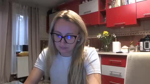 Snapshot of melly_rosey chatting on October 13, 6:35 am Melly online show from October 13, 6:35 am