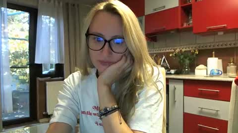 Snapshot of melly_rosey chatting on October 20, 6:47 am Melly online show from October 20, 6:47 am