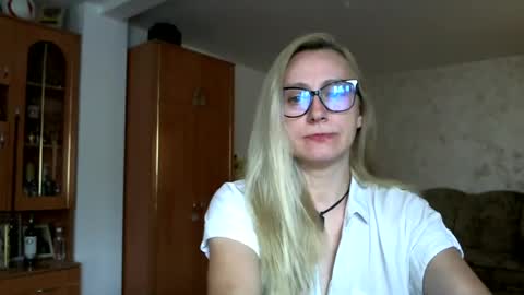Snapshot of melly_rosey chatting on June 24, 7:18 am Melly online show from June 24, 7:18 am
