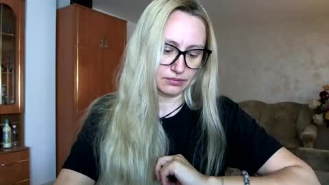 Snapshot of melly_rosey chatting on June 25, 7:35 am Melly online show from June 25, 7:35 am