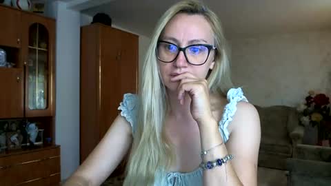 Snapshot of melly_rosey chatting on June 26, 7:13 am Melly online show from June 26, 7:13 am