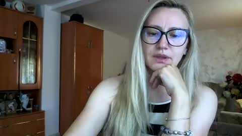 Snapshot of melly_rosey chatting on June 27, 6:40 am Melly online show from June 27, 6:40 am