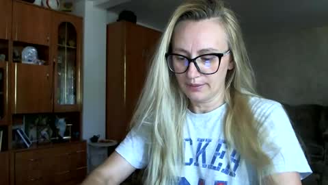 Snapshot of melly_rosey chatting on June 29, 12:49 pm Melly online show from June 29, 12:49 pm