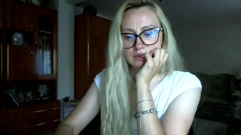 Snapshot of melly_rosey chatting on June 30, 3:02 pm Melly online show from June 30, 3:02 pm