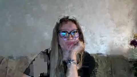 Snapshot of melly_rosey chatting on July 21, 8:38 am Melly online show from July 21, 8:38 am