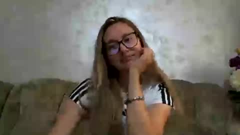 Snapshot of melly_rosey chatting on July 25, 7:50 am Melly online show from July 25, 7:50 am