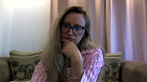 Snapshot of melly_rosey chatting on July 31, 7:19 am Melly online show from July 31, 7:19 am