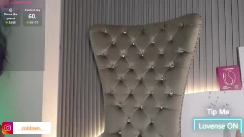 Snapshot of melodiroux_ chatting on May 6, 2:11 pm Melodi online show from May 6, 2:11 pm