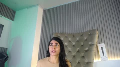 Snapshot of melodiroux_ chatting on May 7, 1:16 pm Melodi online show from May 7, 1:16 pm