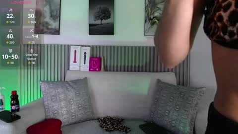 Snapshot of melodiroux_ chatting on June 4, 1:39 pm Melodi online show from June 4, 1:39 pm