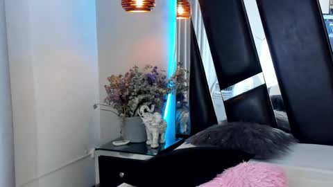 Snapshot of melody_suarez chatting on December 19, 8:23 pm MELODY online show from December 19, 8:23 pm