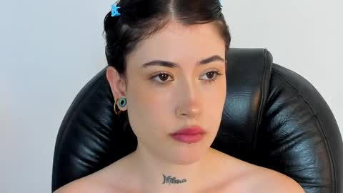 Snapshot of melody_suarez chatting on December 20, 12:52 am MELODY online show from December 20, 12:52 am